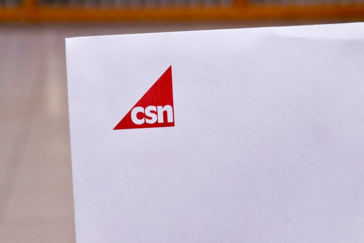 Ett vitt papper med en röd triangel och texten 'csn' i övre vänstra hörnet.