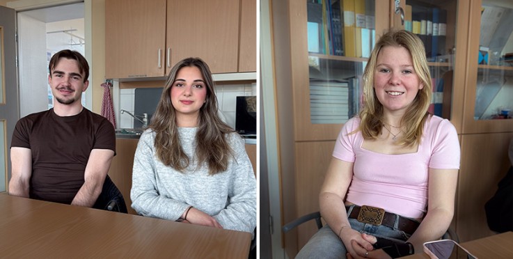 Två bilder sida vid sida visar tre personer sittande vid ett bord i ett kontorsliknande rum. Ansikten är suddade.