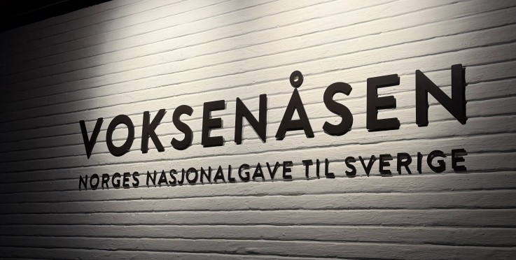 Text på en vägg: 'Voksenåsen Norges nasjonalgave til Sverige'.