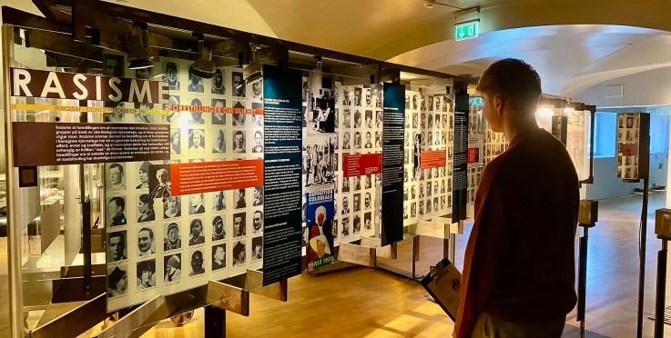 En person som är på musee.