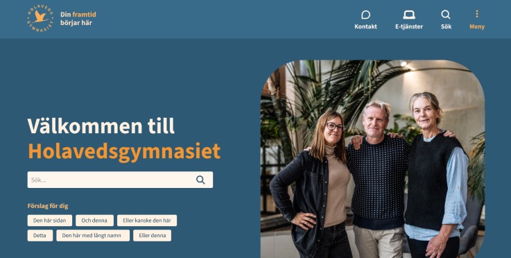 Tre personer står tillsammans och poserar på Holavedsgymnasiets välkomstsida.